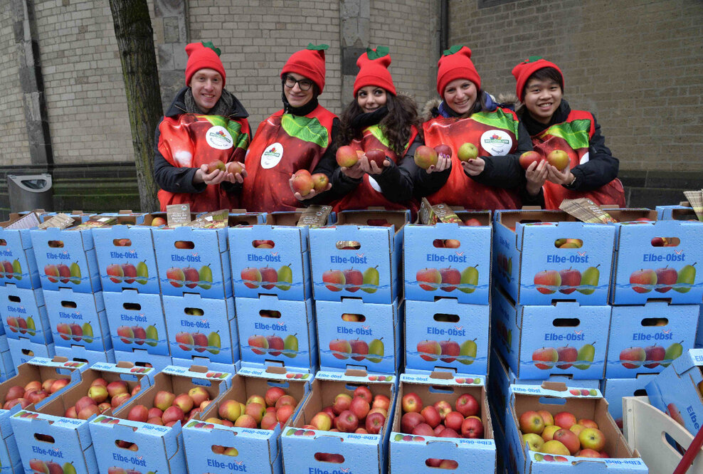Zugreifen und zubeißen: Erzeuger verschenken Äpfel vor der St. Aposteln Kirche am Neumarkt