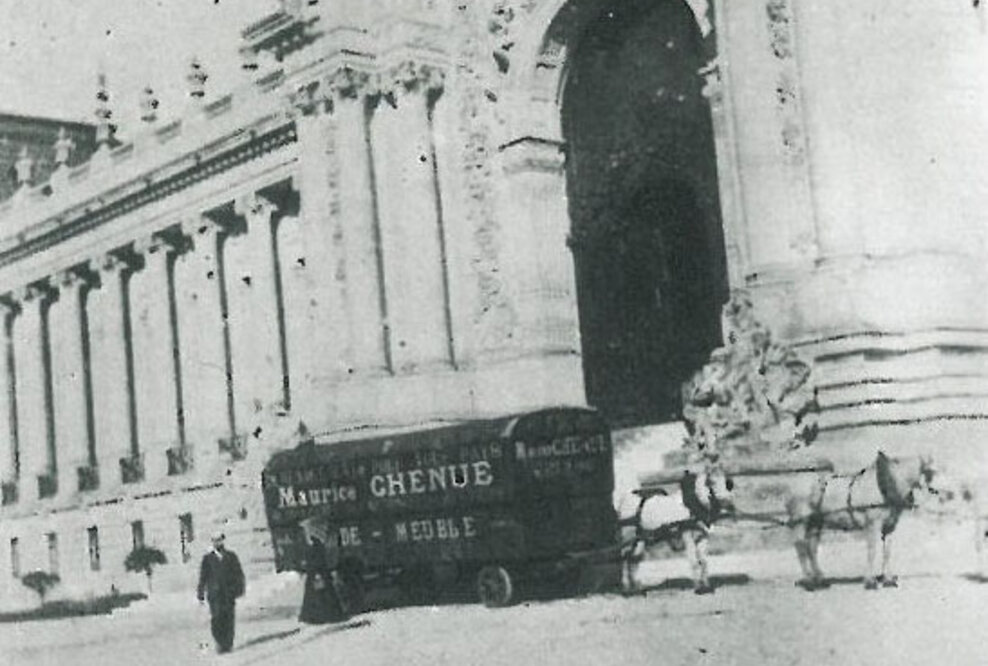 Ein Transportwagen von Chenue vor dem Grand Palais in Paris im Jahr 1902