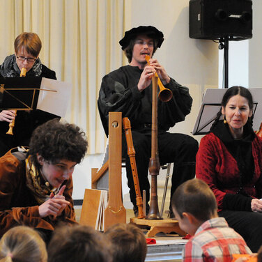 Das mini.musik Kinderkonzert „Ritterklang & Prinzessinnengesang“ führt Kinder in die höfische Zeit von Mittelalter & Barock, Gasteig München